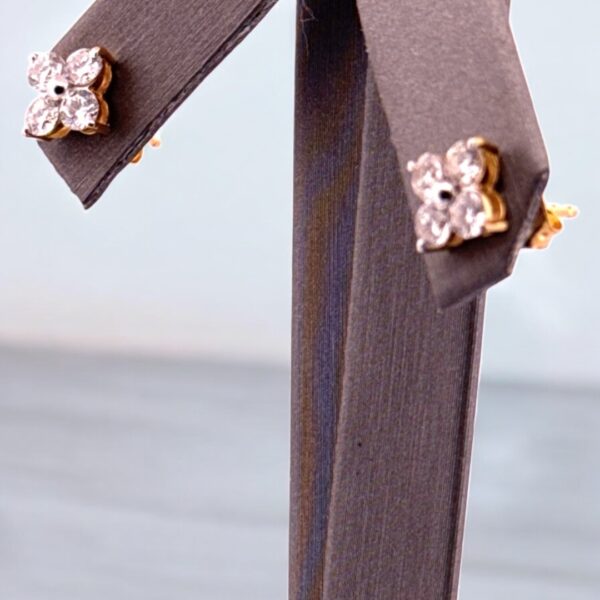 Elegant 1 Carat Lab Grown Diamond Earrings - Image 2